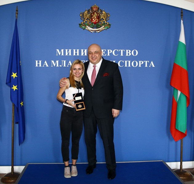 Министър Кралев награди Йоана Илиева за европейската титла на сабя при жените до 20 години